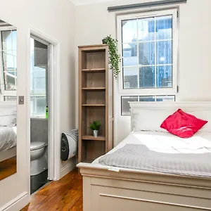 3* Guest house Private En-suite @ Liverpool Street, Brick Ln